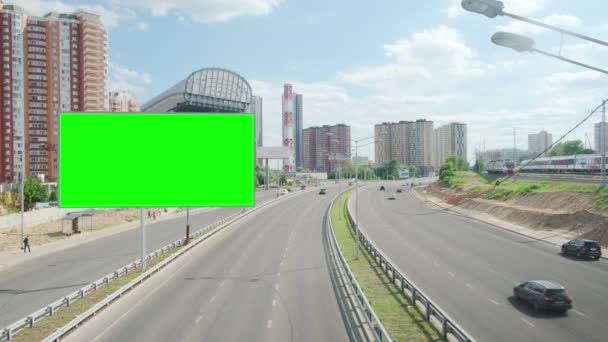 Зеленый экран пустой рекламный щит на оживленной улице — стоковое видео