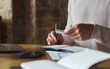 Konsantre erkek banka müşterisi anlık ödemeler için kart kullanıyor.