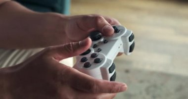 Oyun denetleyicisi tutarken video oyunlarını kapat.