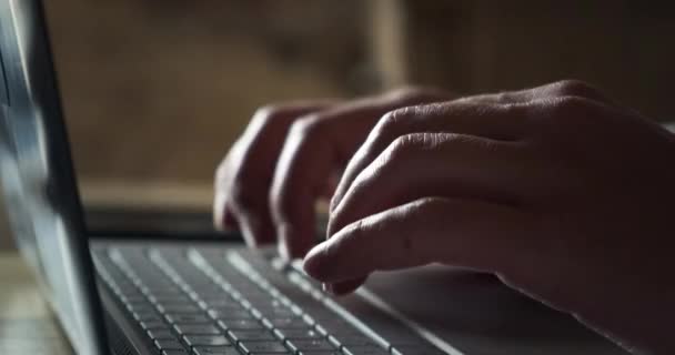 若い男は、 Webブラウザ上で電子メールやサーフィンを送信するためのラップトップキーボードで作業 — ストック動画