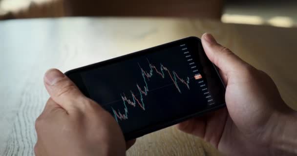 Empresário usando smartphone com mercado de ações criptomoeda bitcoin gráfico tendência — Vídeo de Stock