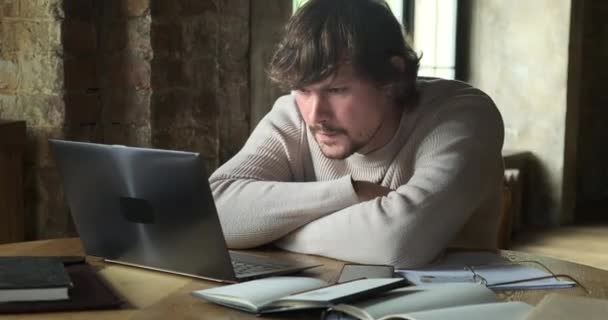 Agotado hombre freelancer cansado descansando en el lugar de trabajo. — Vídeo de stock