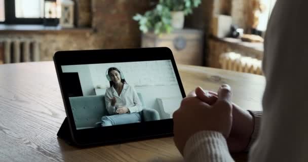 A digitális táblagépet használó férfi videohívásra barátjával vagy kollégájával — Stock videók