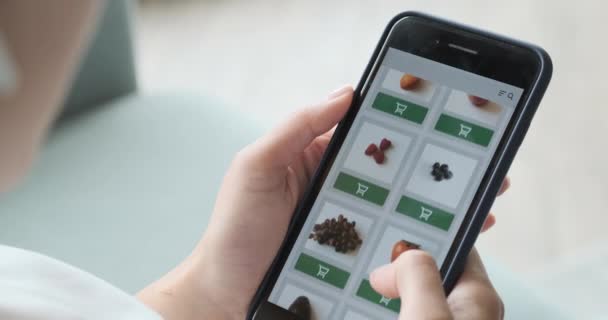 Bestilling af mad, grøntsager og frugter online ved hjælp af smartphone app close up. – Stock-video