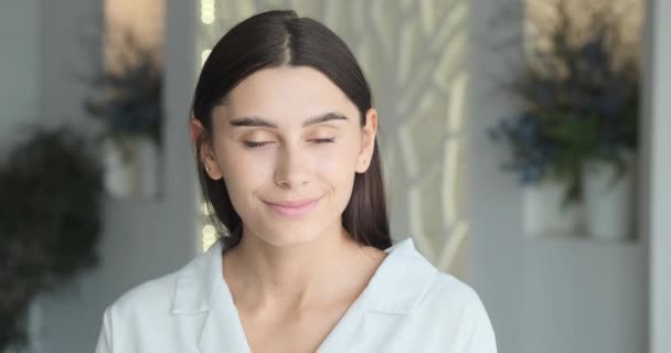 Mulher muito atraente com um largo sorriso de dentes brancos, retrato em um apartamento elegante. — Vídeo de Stock