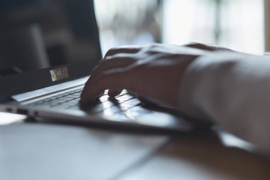 Evde dizüstü bilgisayarda çalışan serbest blog yazarı,
