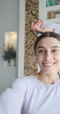Gerçek bir video oyunu. Modayı takip eden mutlu kadın vlogger dansları ve sosyal medya için video kaydı