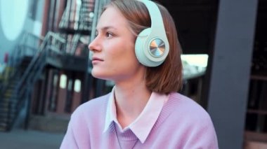 Melankolik kulaklıklı bayan öğrenci müzik dinliyor.