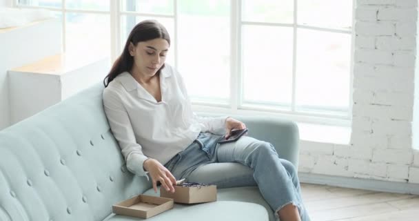 Young woman feeling satisfied with the delivered purchase — Stock Video