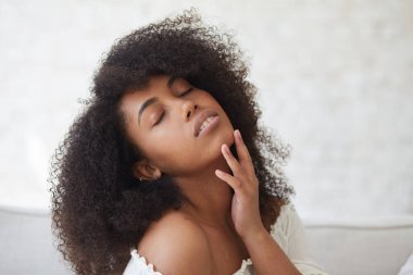 Güzel gülüşü, dişleri ve cildi olan çekici siyahi kadın..