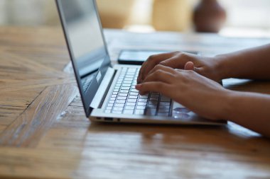 Öğrenci profesyonel çalışması bilgisayar başında, siyah kadın elleri dizüstü bilgisayarda yazıyor.