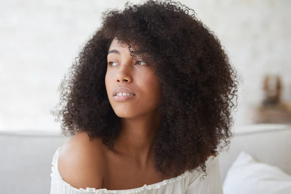 Mujer biracial muy atractiva con una amplia sonrisa de dientes blancos, retrato en un elegante apartamento. —  Fotos de Stock