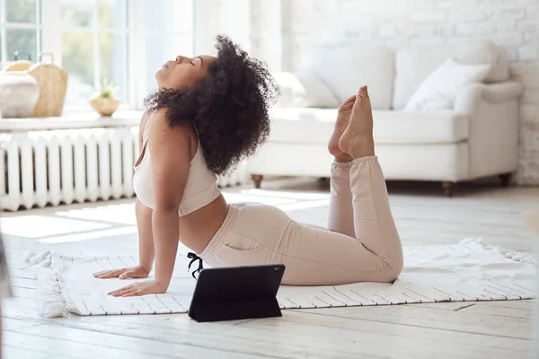 Jong gelukkig biracial vrouw oefenen yoga en doen ademhaling — Stockfoto