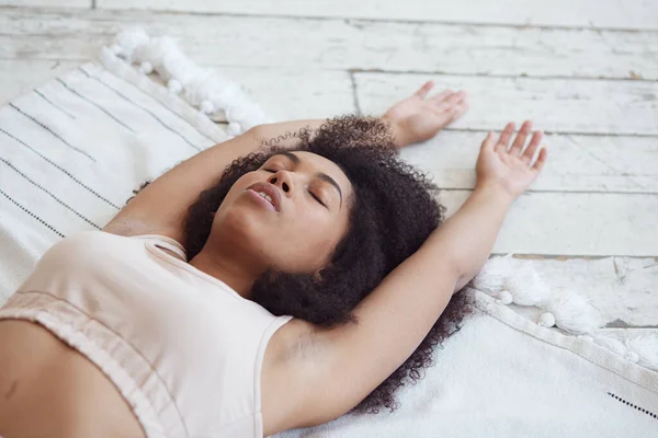 Yoga en ademhalingstechnieken beoefend door een jonge, vrolijke gemengde ras vrouw — Stockfoto