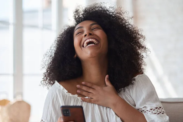 Feliz afro mujer negra mirando el teléfono móvil saludando con la mano y saludando. —  Fotos de Stock