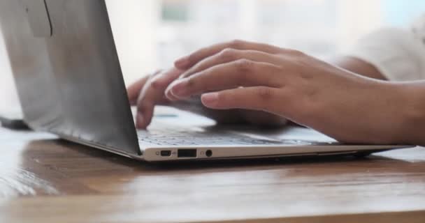 Mujer negra joven que trabaja en el teclado del ordenador portátil para enviar correos electrónicos y navegar en un navegador web — Vídeo de stock