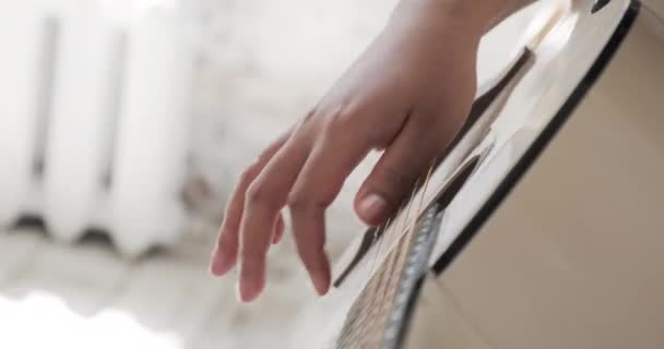 Close up zwart vrouw spelen de gitaar en genieten van een rustige tijd thuis. — Stockvideo