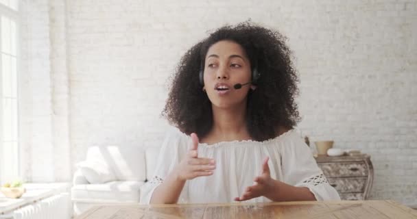 Une jeune femme africaine porte un casque, apprend et augmente ses compétences en langues étrangères — Video