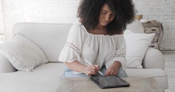 Freelance Artist Mixed Race verwendet digitales Tablet mit elektronischem Bleistift, um Kryptokunst zu schaffen oder Illustrationen zu zeichnen. — Stockvideo