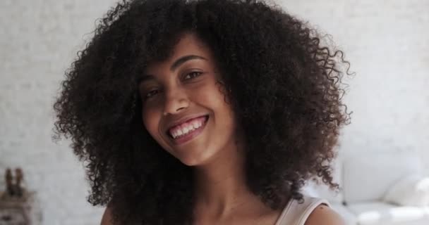 Jovem senhora negra alegre feliz com cabelo encaracolado deliciado com boas notícias ou celebração de aniversário, — Vídeo de Stock