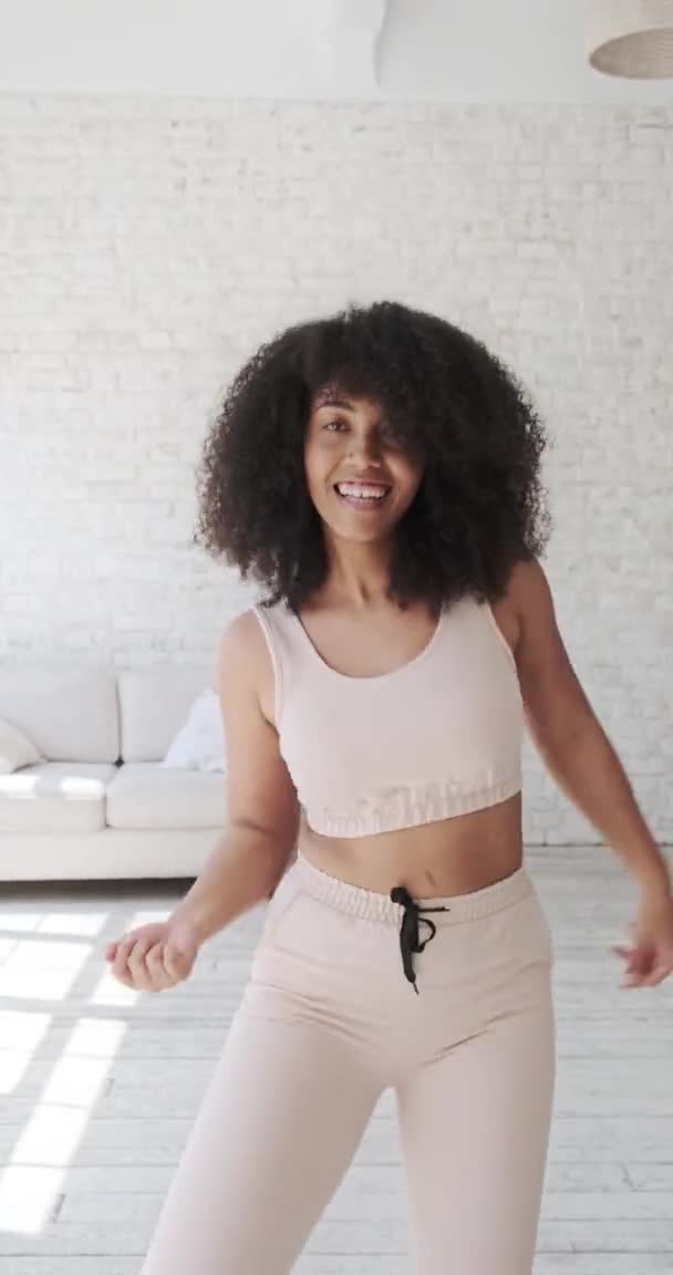 Tendance heureux noir mixte femme vlogger écouter de la musique, danses — Video