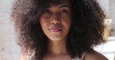 Melez, mutlu bir kadın, mükemmel bir gülümseme..