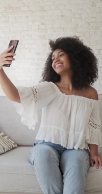 Vlogger canlı yayına başlıyor, sosyal medya için video kaydediyor. Dikey video.