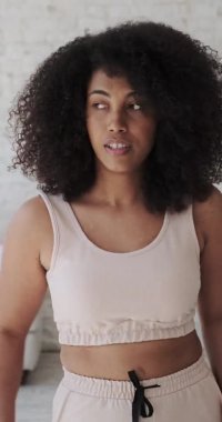 Modayı takip eden mutlu siyah ırk kadın vlogger müzik dinliyor, dans ediyor