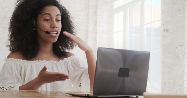 Jovem professora americana africana concentrada usando laptop e webcam para aprendizagem distante. — Vídeo de Stock