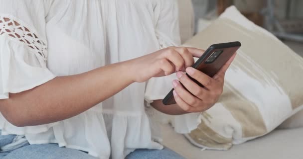 Primeros planos manos de mujer negra utilizando aplicaciones de teléfono móvil — Vídeos de Stock