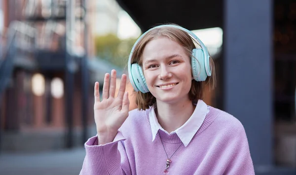 Mujer feliz mirando la cámara web saludando con la mano y saludando. —  Fotos de Stock