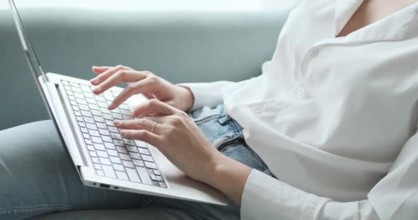 Fermer les mains féminines à l'aide du clavier, écrire des e-mails en utilisant Internet — Video