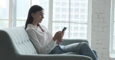 Sosyal ağda iletişim kuran ya da online alışveriş yapan rahat bir kadın.