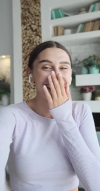 Dikey video pov. Modayı takip eden mutlu kadın vlogger dansları ve sosyal medya için video kaydı