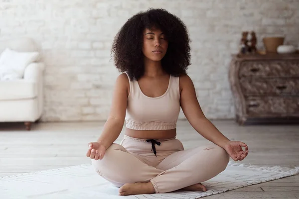 Yoga en ademhalingstechnieken beoefend door een jonge, vrolijke gemengde ras vrouw — Stockfoto