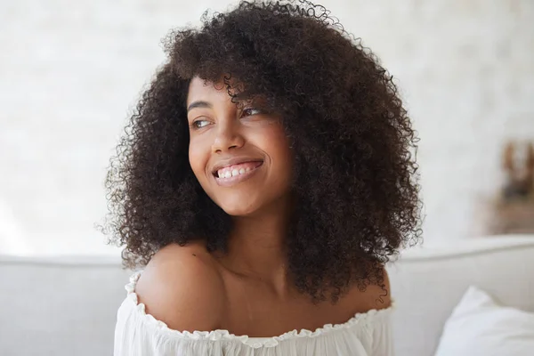 Encantadora jovencita negra con una sonrisa impecable, excelentes dientes y piel. —  Fotos de Stock