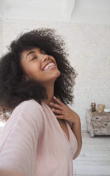 Moda feliz mezclado mujer vlogger danzas —  Fotos de Stock