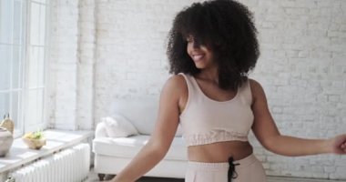 Tatmin olmuş melez bir kadın ritmik hareketten hoşlanır.