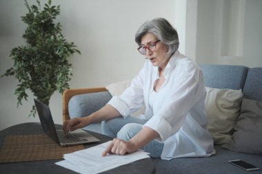 Bunalımdaki yaşlı bayan girişimci maddi sıkıntılar yaşıyor.