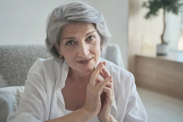 Vrolijke senior grijze zakenvrouw lachen op haar kantoor — Stockfoto