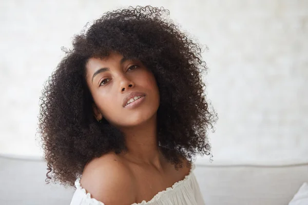 Retrato de una mujer afroamericana tranquila y atractiva con la piel clara —  Fotos de Stock