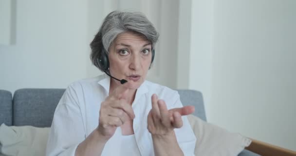 Donna anziana che comunica in videochiamata con gli amici, registra un video educativo — Video Stock