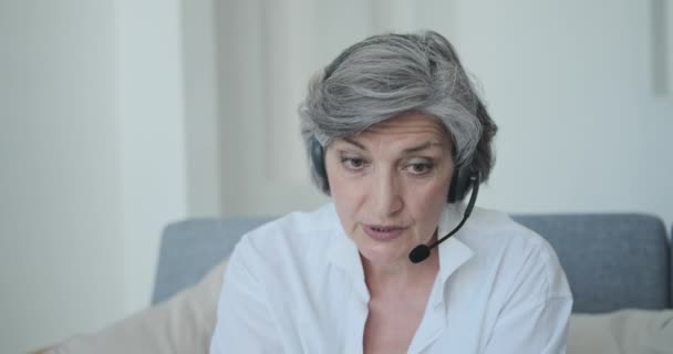 Maturo vecchia donna in pensione insegnante registrazione video webinar seduta a casa. — Video Stock