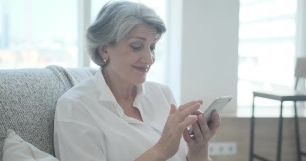 스마트폰 앱을 사용하여 새로운 긍정적 인 내용을 읽는 노인을 가르치는 모습 — 비디오