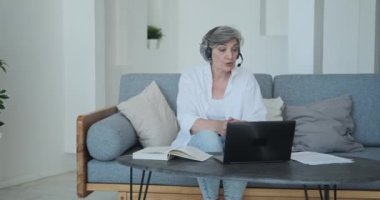 Öğrenciyle bilgisayarla uzaktan iletişim kuran yabancı dil öğretmeni.