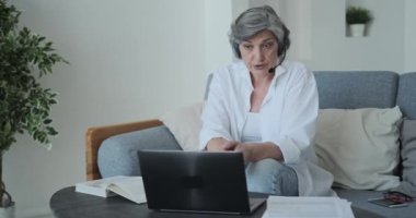 Kıdemli kadın öğretmen öğrencilere ve anaokullarına davranış kurallarını izah eder ve onlara uzaktan öğretir..