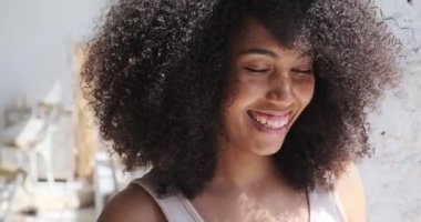 Sakin ve çekici bir Afro-Amerikalı kadının portresi.