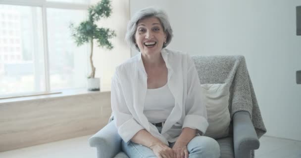 Mujer mayor alegre mirando la cámara web, disfrutando de una videollamada — Vídeos de Stock