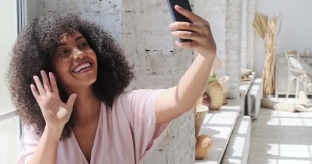 Vlogger influencer se sienta en casa hablando mirando a Camer — Vídeo de stock