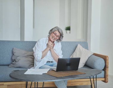 Mutlu, coşkulu, neşeli, yaşlı, olgun bir kadın laptoptan neşeli bir mektup aldı..